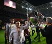 Momente emoționante pe noul Ghencea » Legendele de la Sevilla, tur de onoare cu o replică a CCE