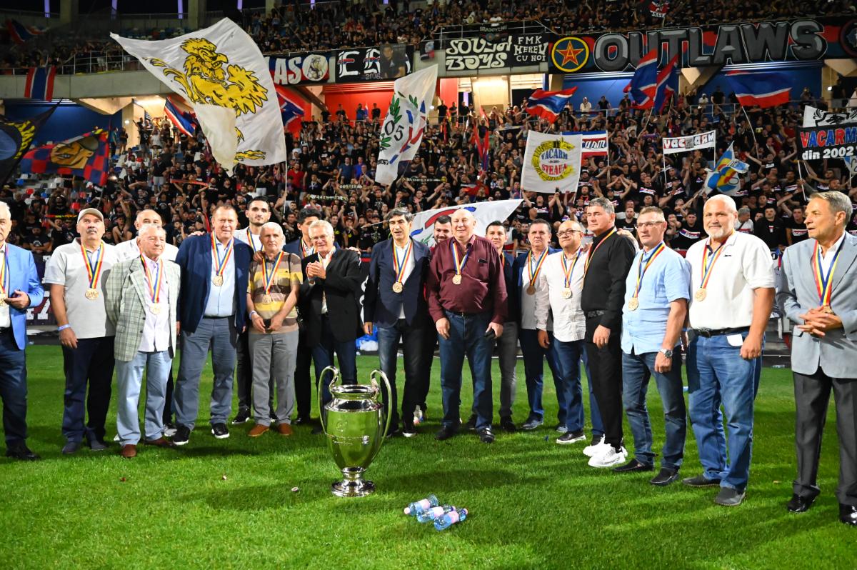 Momente emoționante pe noul Ghencea » Legendele de la Sevilla, premiate + tur de onoare cu o replică a CCE