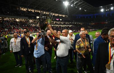 Momente emoționante pe noul Ghencea » Legendele de la Sevilla, tur de onoare cu o replică a CCE