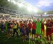 Momente emoționante pe noul Ghencea » Legendele de la Sevilla, tur de onoare cu o replică a CCE