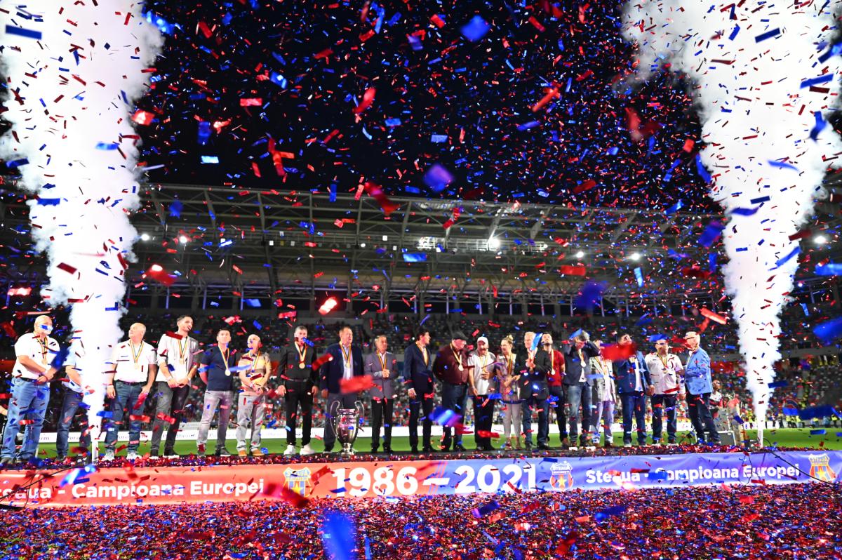 Momente emoționante pe noul Ghencea » Legendele de la Sevilla, premiate + tur de onoare cu o replică a CCE