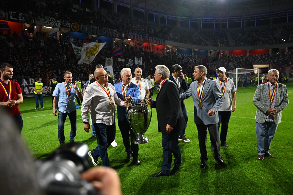 Momente emoționante pe noul Ghencea » Legendele de la Sevilla, premiate + tur de onoare cu o replică a CCE