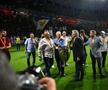 Momente emoționante pe noul Ghencea » Legendele de la Sevilla, tur de onoare cu o replică a CCE