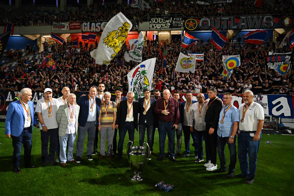 Momente emoționante pe noul Ghencea » Legendele de la Sevilla, premiate + tur de onoare cu o replică a CCE