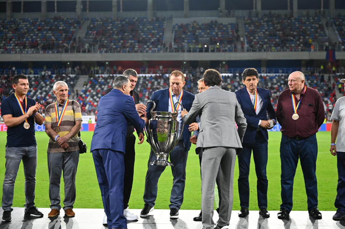 Momente emoționante pe noul Ghencea » Legendele de la Sevilla, tur de onoare cu o replică a CCE