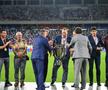 Momente emoționante pe noul Ghencea » Legendele de la Sevilla, tur de onoare cu o replică a CCE