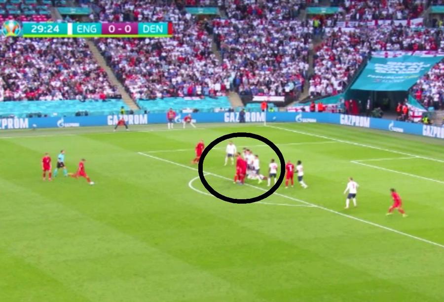 Reluările arată că danezii au fost la limită în respectarea regulamentului / FOTO: Captură @Pro TV Primul gol din lovitură liberă de la Euro 2020 » Englezii sunt furioși: „Trebuia anulat! Încalcă regulamentul”