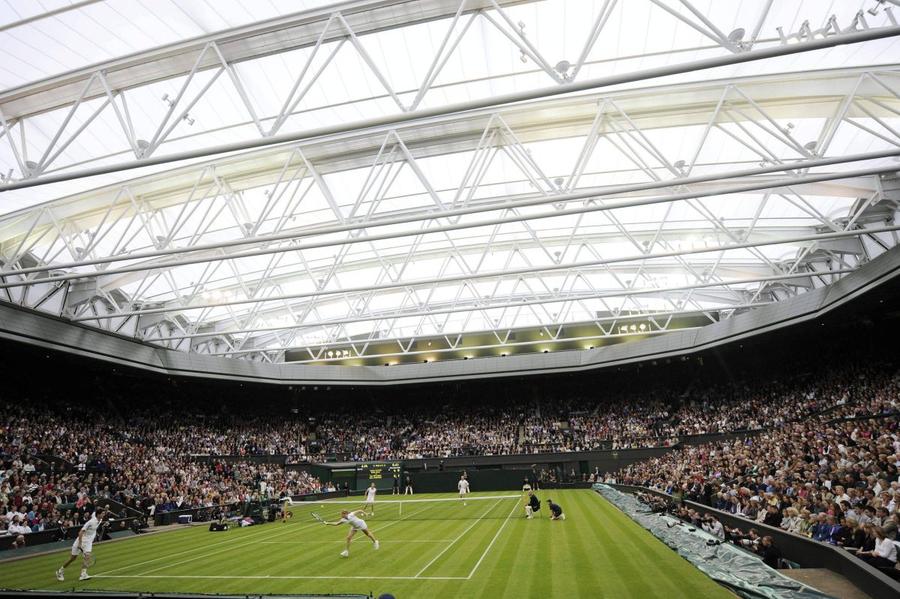 Mai 2009, inaugurarea acoperișului Arenei Centrale de la Wimbledon. Prilej pentru un meci demonstrativ între două echipe faimoase. De o parte, Andre Agassi și Steffi Graf, de cealaltă, Tim Henman și Kim Cijsters (foto: Imago) Eternitate limitată