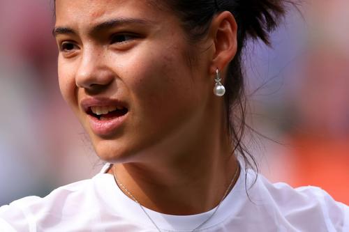 Emma Raducanu (19 ani, locul 11 WTA) l-a felicitat pe Nick Kyrgios (27 de ani, locul 40 WTA) pentru calificarea în semifinalele Wimbledon 2022 și a fost apostrofată de fani.