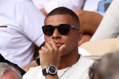 Președintele lui PSG, Nasser Al-Khelaifi, cere 200 de milioane de euro pentru Kylian Mbappe și îl acuză că nu e sincer. Dar starul francez nu pare afectat de tensiunea din jurul său. E în Camerun pentru acțiuni caritabile.