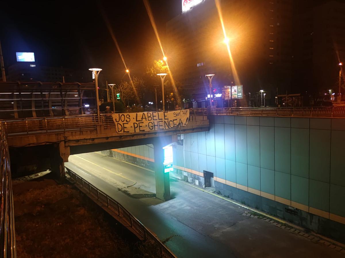 Imaginea anului 2023 la stadionul Steaua » Mesaj amenințător validat de un jandarm îngăduitor: „Cine calcă duminică în Ghencea își asumă!”