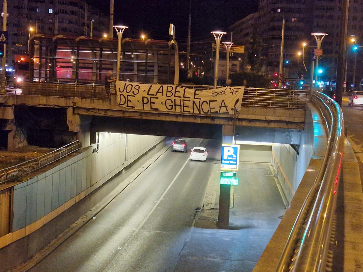 Imaginea anului 2023 la stadionul Steaua » Mesaj amenințător validat de un jandarm îngăduitor: „Cine calcă duminică în Ghencea își asumă!”