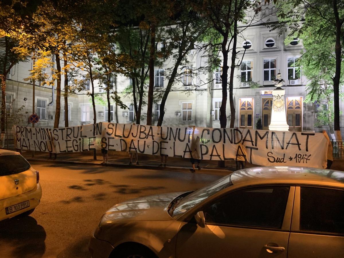 Peluza Sud continuă protestele! Ultrașii au mers în fața Palatului Parlamentului cu un banner dur + mobilizare și în provincie