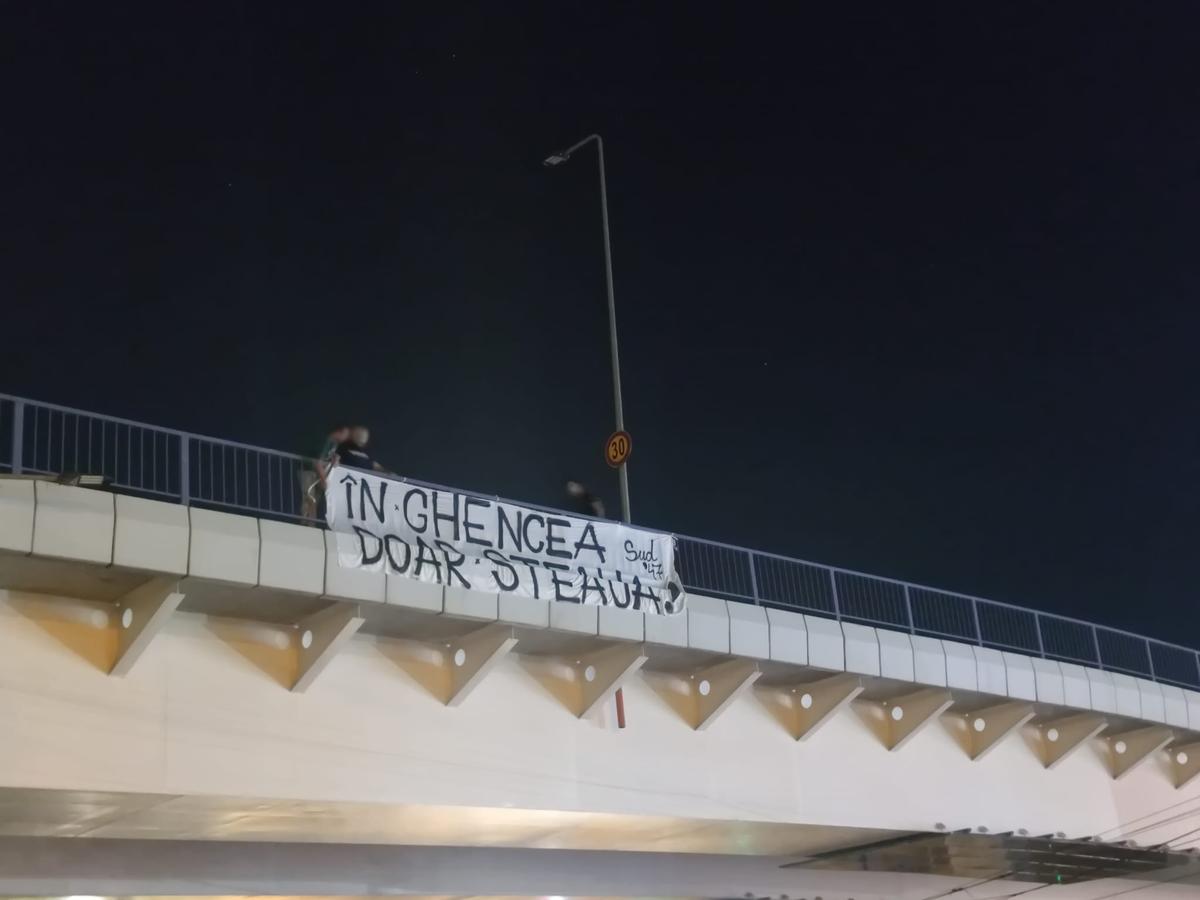 Imaginea anului 2023 la stadionul Steaua » Mesaj amenințător validat de un jandarm îngăduitor: „Cine calcă duminică în Ghencea își asumă!”