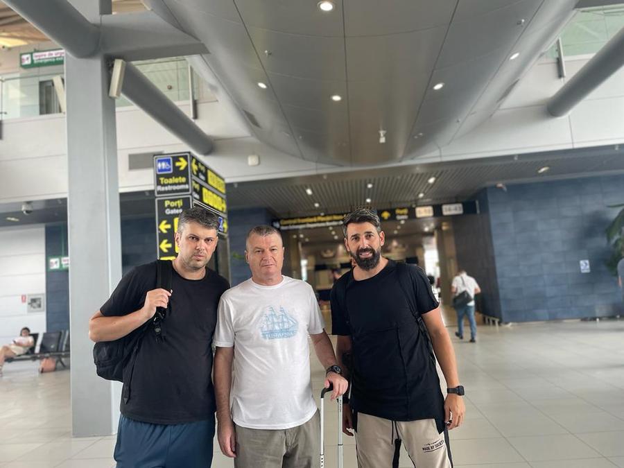 Valeriu Tița, în centru, la plecarea spre Arabia Saudită Antrenorul român Valeriu Tiţa a început o nouă aventură în țările arabe