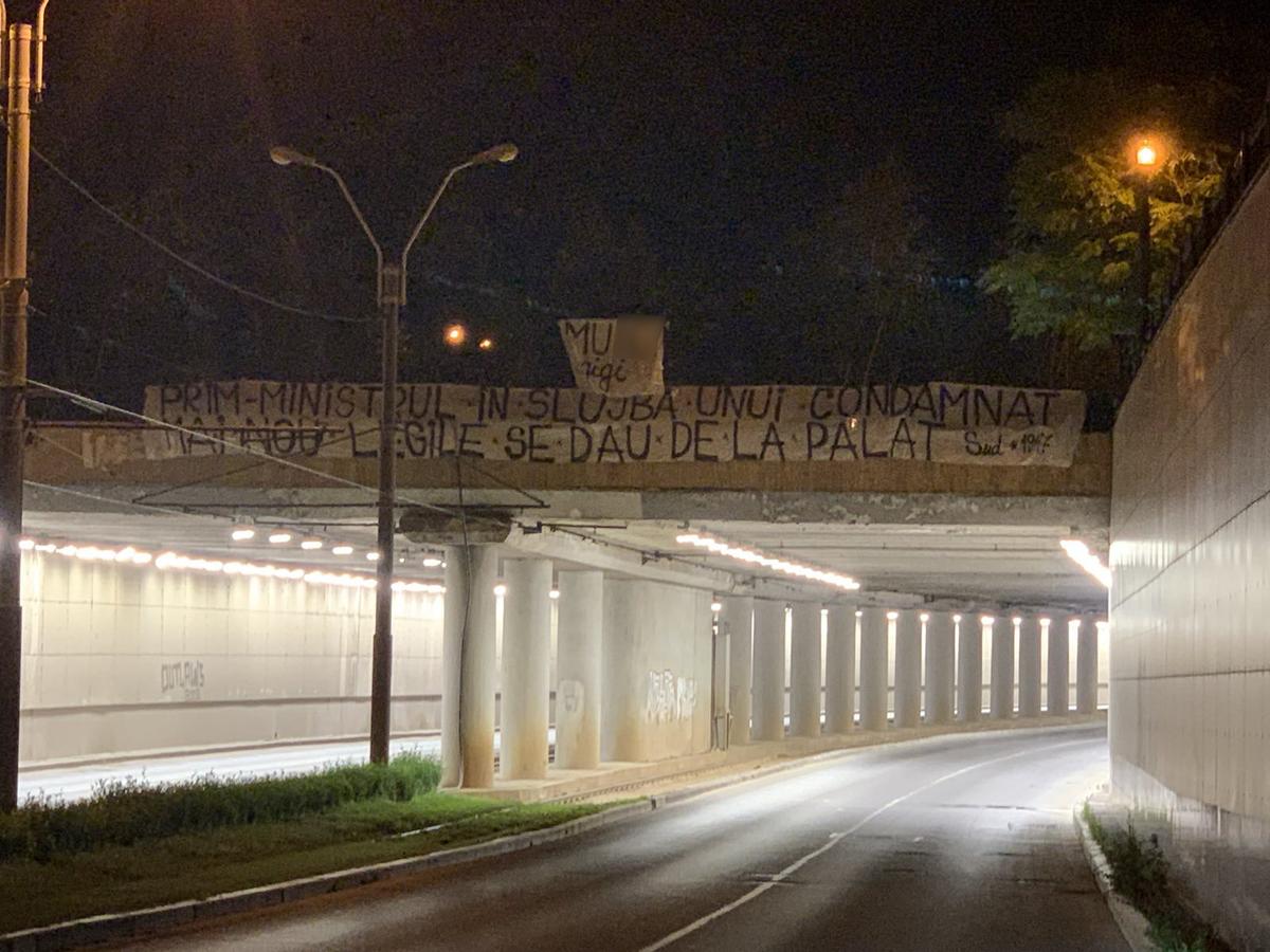 Imaginea anului 2023 la stadionul Steaua » Mesaj amenințător validat de un jandarm îngăduitor: „Cine calcă duminică în Ghencea își asumă!”