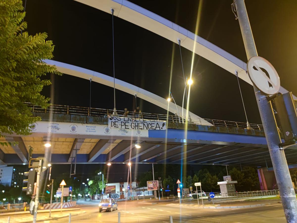 Imaginea anului 2023 la stadionul Steaua » Mesaj amenințător validat de un jandarm îngăduitor: „Cine calcă duminică în Ghencea își asumă!”