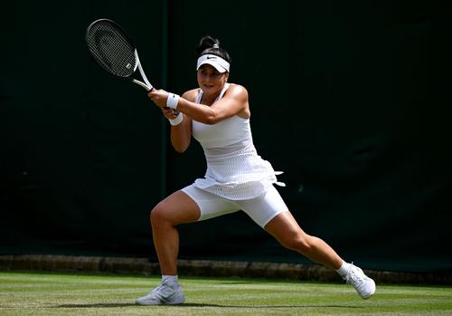Bianca Andreescu în acțiune pe iarba londonez Foto Guliver/GettyImages