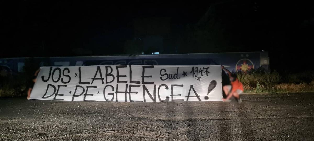 Peluza Sud continuă protestele! Ultrașii au mers în fața Palatului Parlamentului cu un banner dur + mobilizare și în provincie
