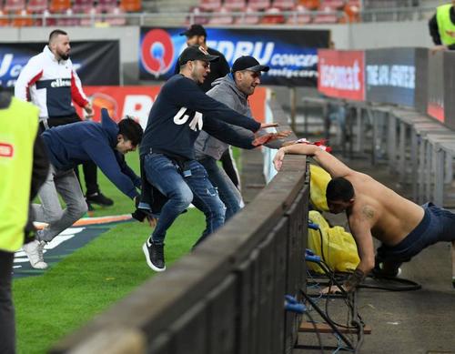 Suporterii lui Dinamo, scandal cu Jandarmeria la derby-ul cu Steaua