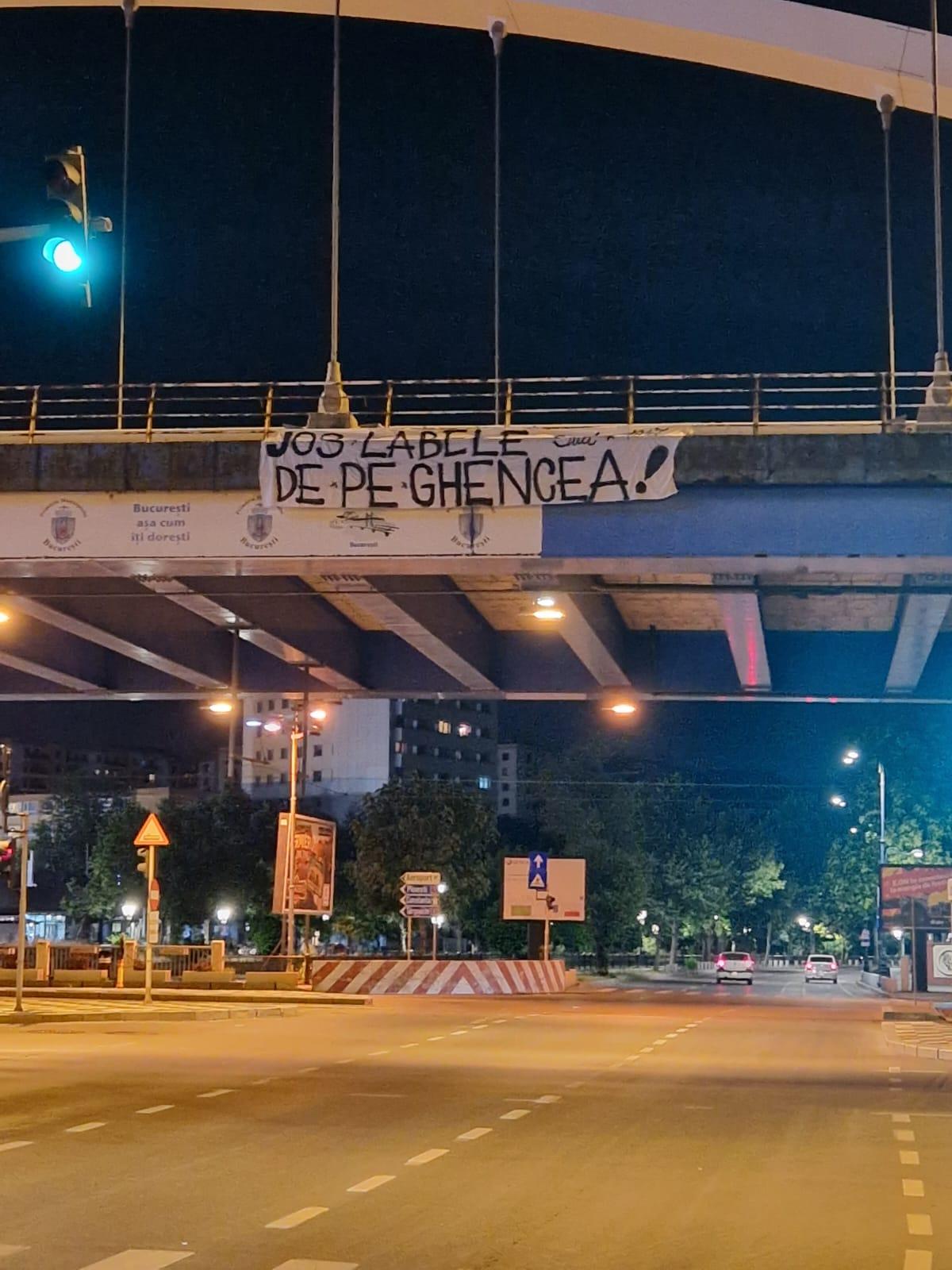 Peluza Sud continuă protestele! Ultrașii au mers în fața Palatului Parlamentului cu un banner dur + mobilizare și în provincie