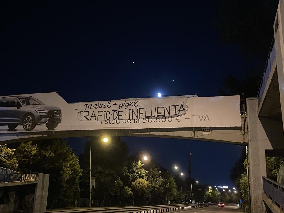 Peluza Sud continuă protestele! Ultrașii au mers în fața Palatului Parlamentului cu un banner dur + mobilizare și în provincie