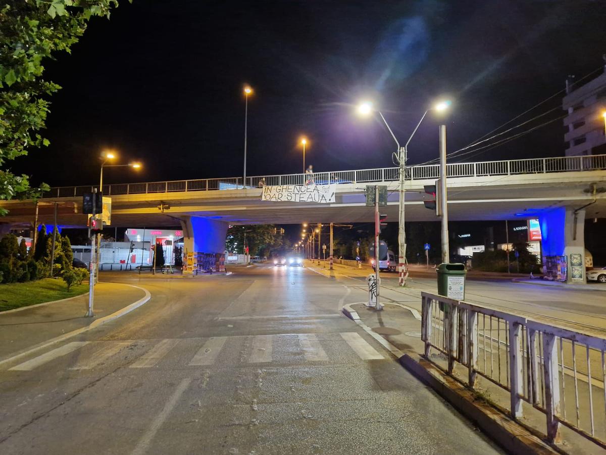 Peluza Sud continuă protestele! Ultrașii au mers în fața Palatului Parlamentului cu un banner dur + mobilizare și în provincie