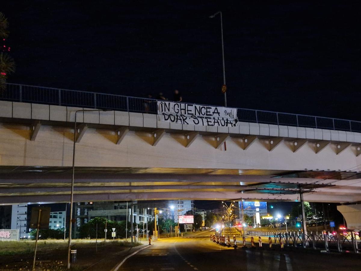 Imaginea anului 2023 la stadionul Steaua » Mesaj amenințător validat de un jandarm îngăduitor: „Cine calcă duminică în Ghencea își asumă!”