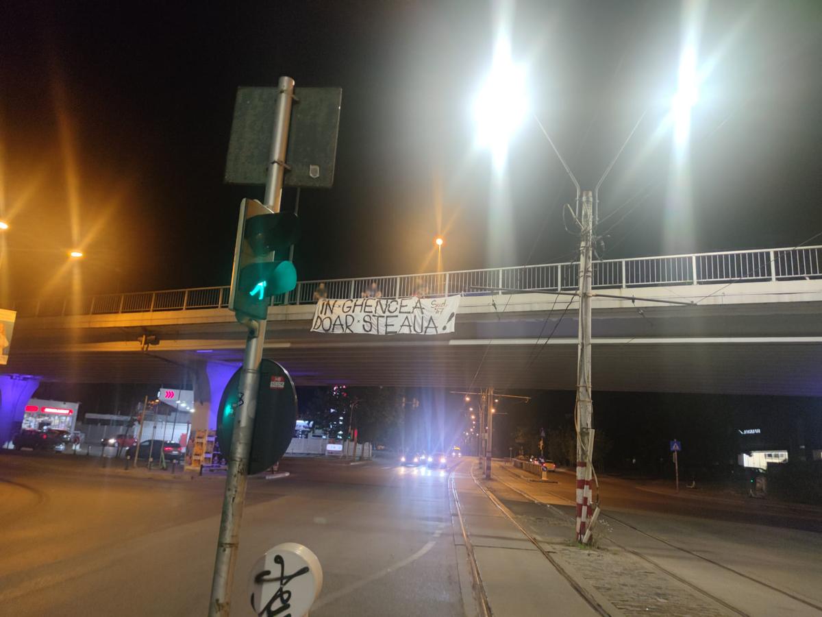 Imaginea anului 2023 la stadionul Steaua » Mesaj amenințător validat de un jandarm îngăduitor: „Cine calcă duminică în Ghencea își asumă!”
