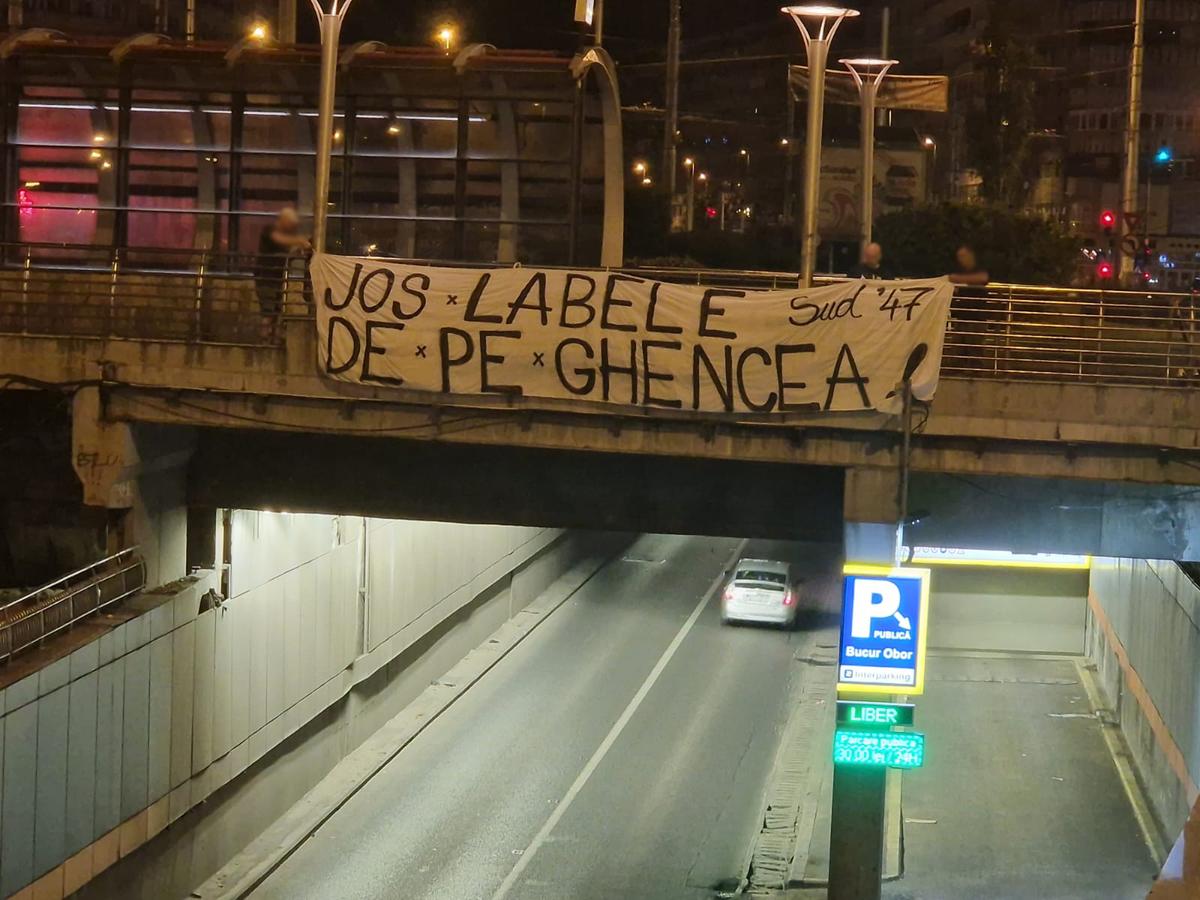 Imaginea anului 2023 la stadionul Steaua » Mesaj amenințător validat de un jandarm îngăduitor: „Cine calcă duminică în Ghencea își asumă!”