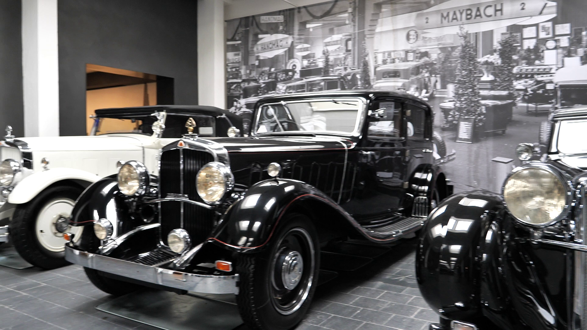 Reacție de milioane la muzeul Maybach din Bavaria, la vederea imaginilor cu Gigi Becali reparându-și limuzina cu ranga + Cum arată mașina lui Hitler