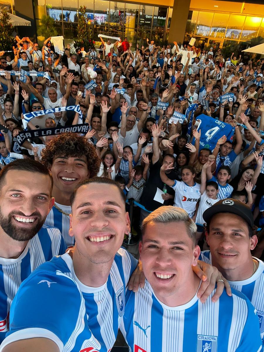 Noii jucători ai Craiovei și-au făcut selfie cu suporterii Universității Show în Bănie! Universitatea Craiova și-a prezentat noile achiziții și tricourile pentru noul sezon