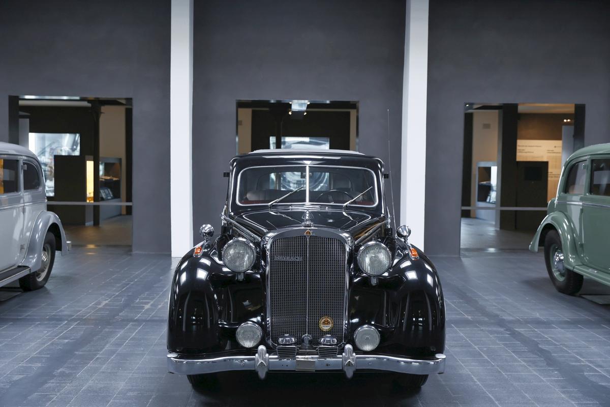 Reacție de milioane la muzeul Maybach din Bavaria, la vederea imaginilor cu Gigi Becali reparându-și limuzina cu ranga + Cum arată mașina lui Hitler