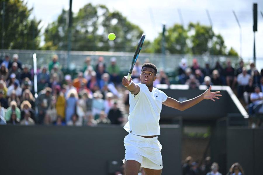 Giovanni Mpetshi Perricard la fileu la Wimbledon 2024 Foto: Imago Noul rege al serviciului? » Are 20 de ani, 2,03 metri și o viteză medie de 218 km/h la prima minge!