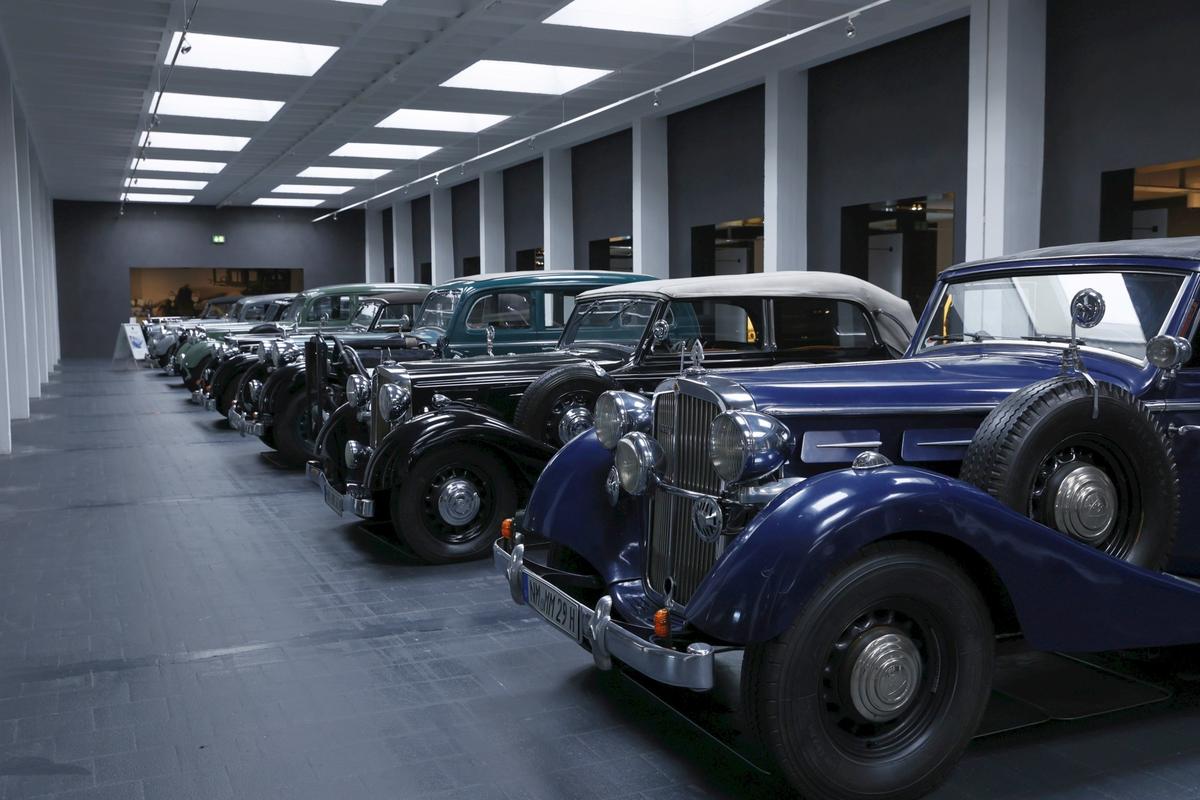 Reacție de milioane la muzeul Maybach din Bavaria, la vederea imaginilor cu Gigi Becali reparându-și limuzina cu ranga + Cum arată mașina lui Hitler