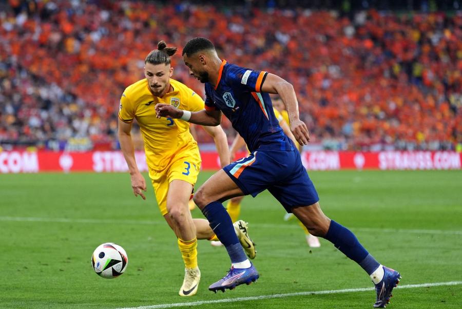 Radu Drăgușin, în duel cu Cody Gakpo, foto: Imago Images Olanda sau Anglia? Adrian Duță se duelează cu Sebastian Culea: „Serios, vrei să vorbim despre atac?” vs. „Mă umflu puțin în pene. Ăsta e scorul corect”