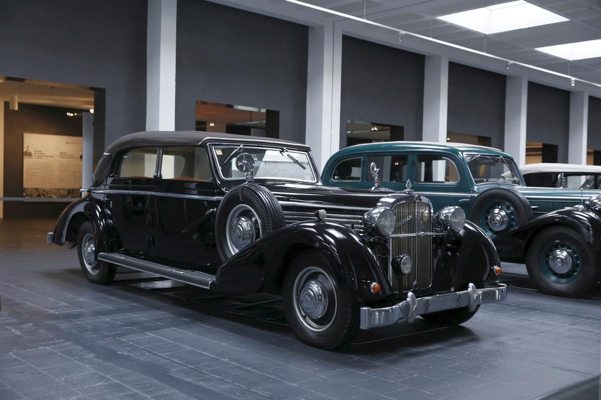 Reacție de milioane la muzeul Maybach din Bavaria, la vederea imaginilor cu Gigi Becali reparându-și limuzina cu ranga + Cum arată mașina lui Hitler