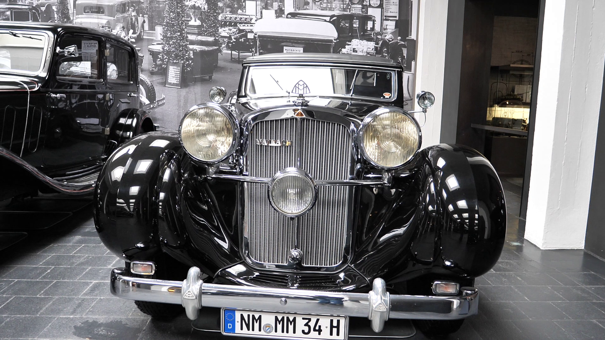 Reacție de milioane la muzeul Maybach din Bavaria, la vederea imaginilor cu Gigi Becali reparându-și limuzina cu ranga + Cum arată mașina lui Hitler