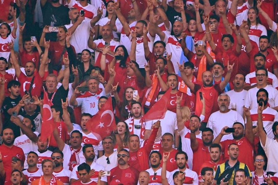 Salutul lupilor gri în tribunele arenei din Berlin 5 bune, 5 rele din „sferturile” Euro » Tocilarul-erou, învinsul căruia nu i se poate reproșa mare lucru vs Cei doi care au stricat totul: „Bulibășeală completă!”