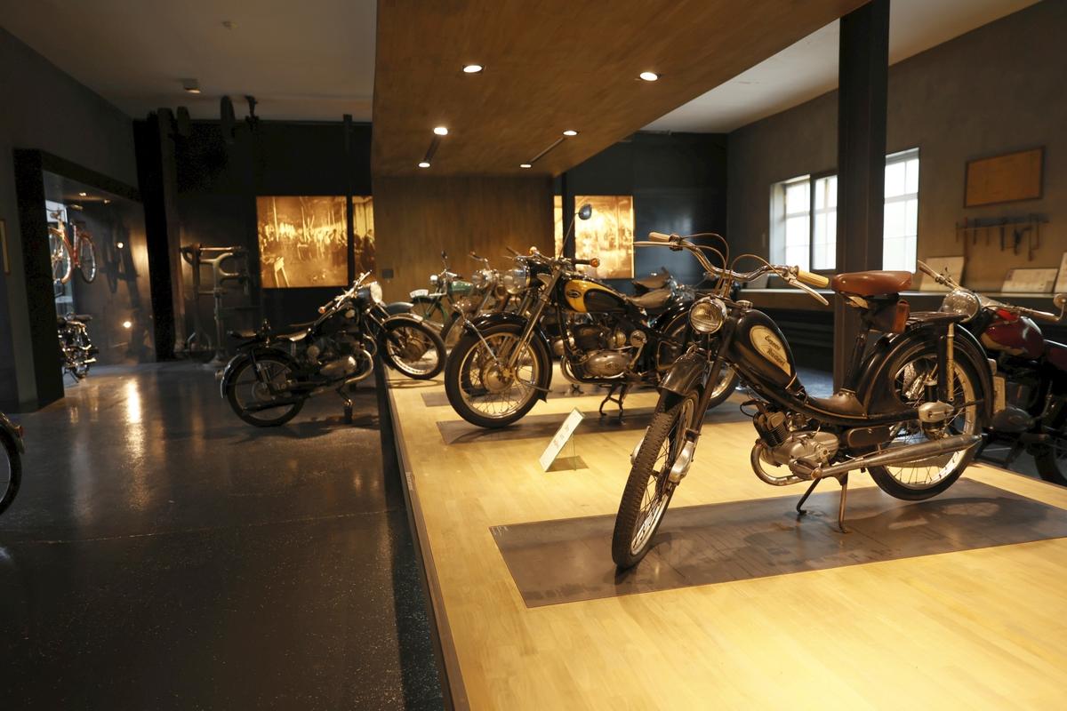 Reacție de milioane la muzeul Maybach din Bavaria, la vederea imaginilor cu Gigi Becali reparându-și limuzina cu ranga + Cum arată mașina lui Hitler