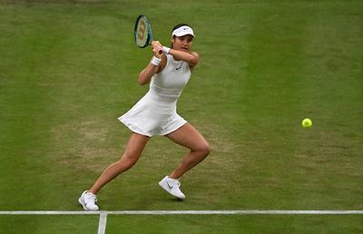 Surpriză imensă la Wimbledon! Accidentată în startul setului decisiv, Emma Răducanu a fost eliminată în optimi