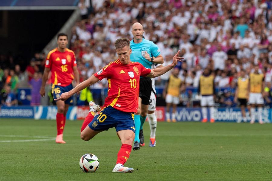 Dani Olmo, în meciul Spania - Germania de la Euro 2024 / Foto: Imago Images Au republicat scrisoarea vedetei „Furia Roja”, chiar înaintea semifinalei Spania - Franța: „Scuze, Leo. Nici măcar tu nu m-ai distras”