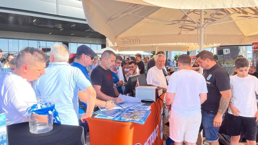 Suporterii Universității stau la rând, la abonamente Show în Bănie! Universitatea Craiova și-a prezentat noile achiziții și tricourile pentru noul sezon