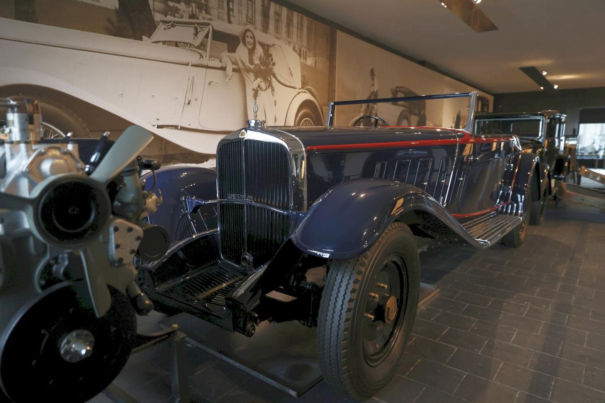 Reacție de milioane la muzeul Maybach din Bavaria, la vederea imaginilor cu Gigi Becali reparându-și limuzina cu ranga + Cum arată mașina lui Hitler