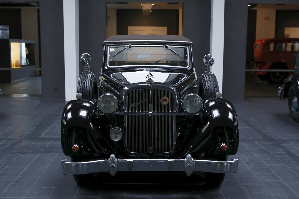 Reacție de milioane la muzeul Maybach din Bavaria, la vederea imaginilor cu Gigi Becali reparându-și limuzina cu ranga + Cum arată mașina lui Hitler