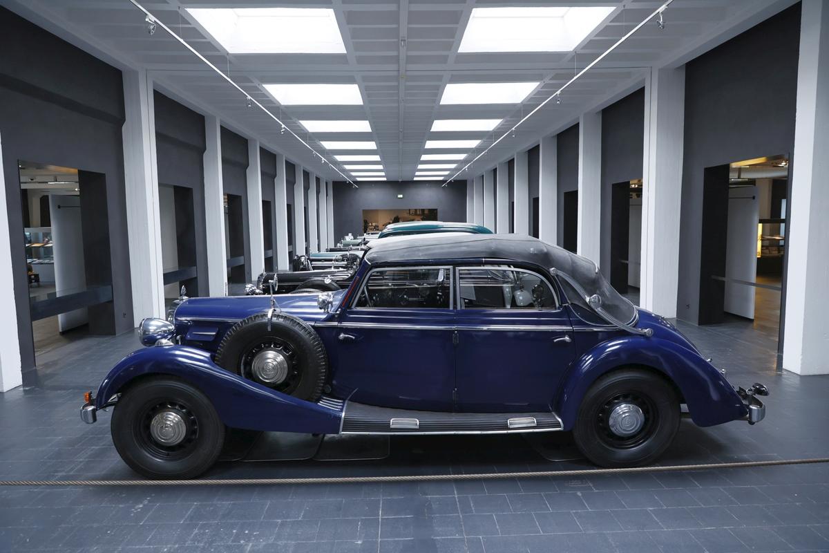 Reacție de milioane la muzeul Maybach din Bavaria, la vederea imaginilor cu Gigi Becali reparându-și limuzina cu ranga + Cum arată mașina lui Hitler