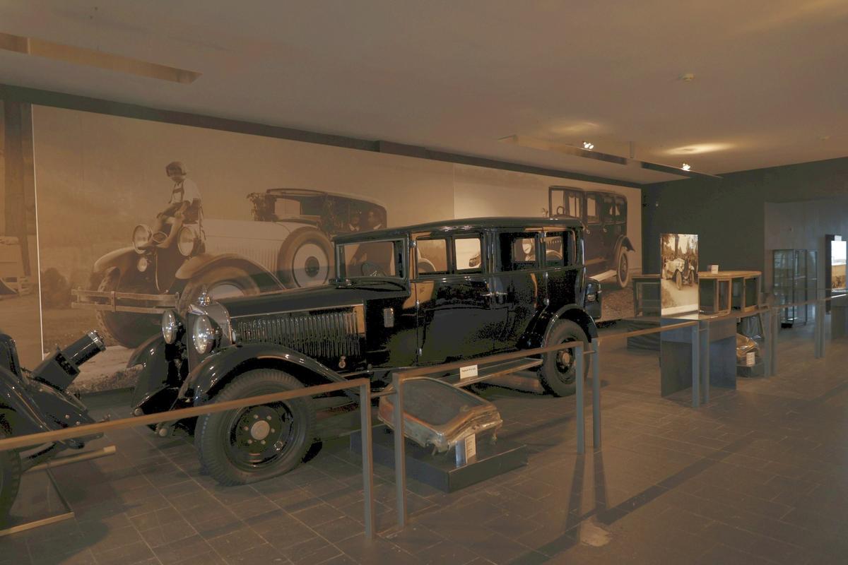 Reacție de milioane la muzeul Maybach din Bavaria, la vederea imaginilor cu Gigi Becali reparându-și limuzina cu ranga + Cum arată mașina lui Hitler