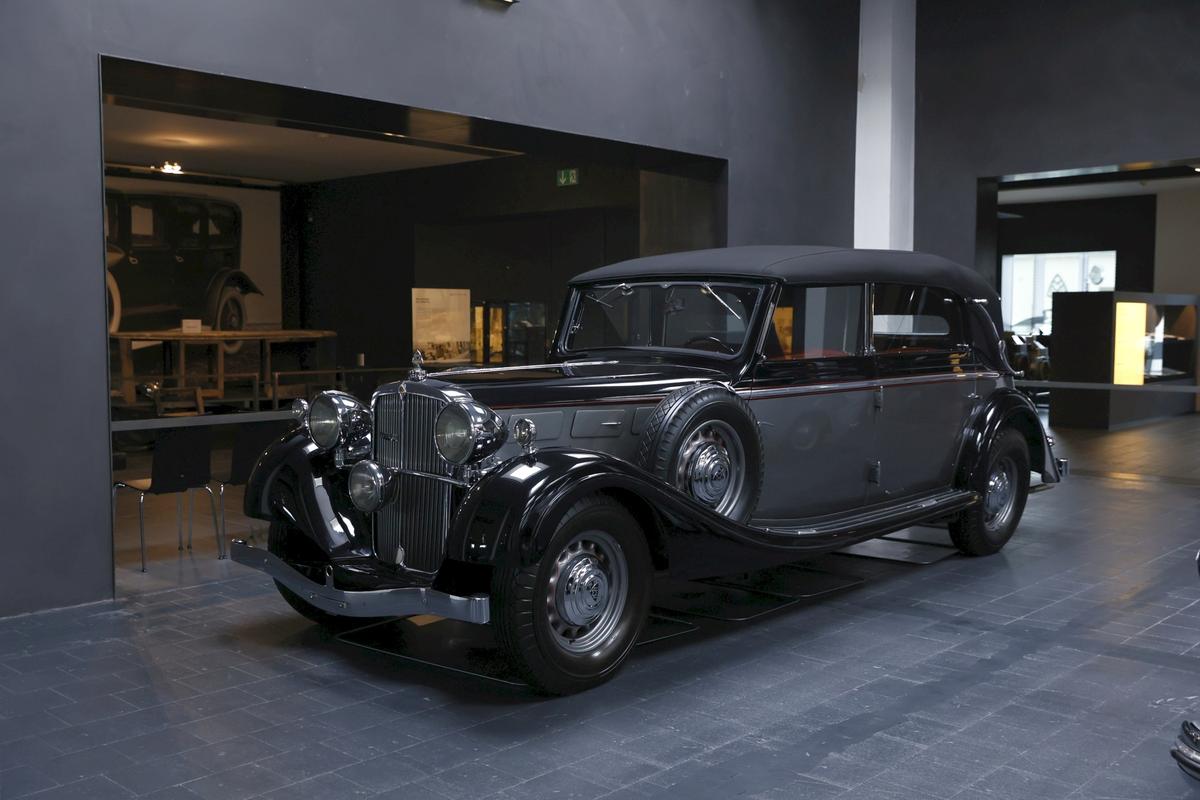 Reacție de milioane la muzeul Maybach din Bavaria, la vederea imaginilor cu Gigi Becali reparându-și limuzina cu ranga + Cum arată mașina lui Hitler