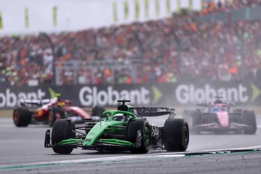 Nico Hulkenberg în timpul cursei de la Silverstone Foto: Guliver/GettyImages Pilotul veteran care a urcat pe podium la Silverstone, felicitat de Max Verstappen: „A durat un pic cam mult!”