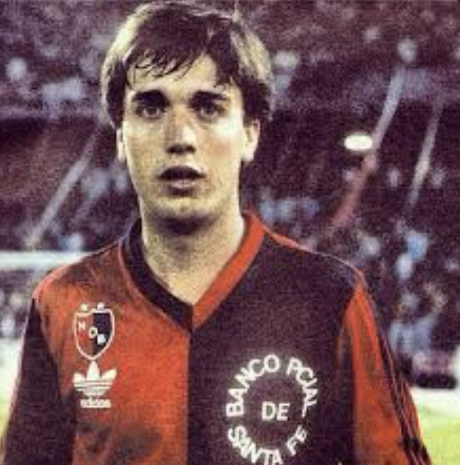 „E leu, ăsta te devorează!” » Câți îl mai știți pe atacantul FABULOS care a marcat împotriva României, descoperit de nicăieri de „nebunul” Marcelo Bielsa? „NU-l lăsați să scape, e o binecuvântare!”
